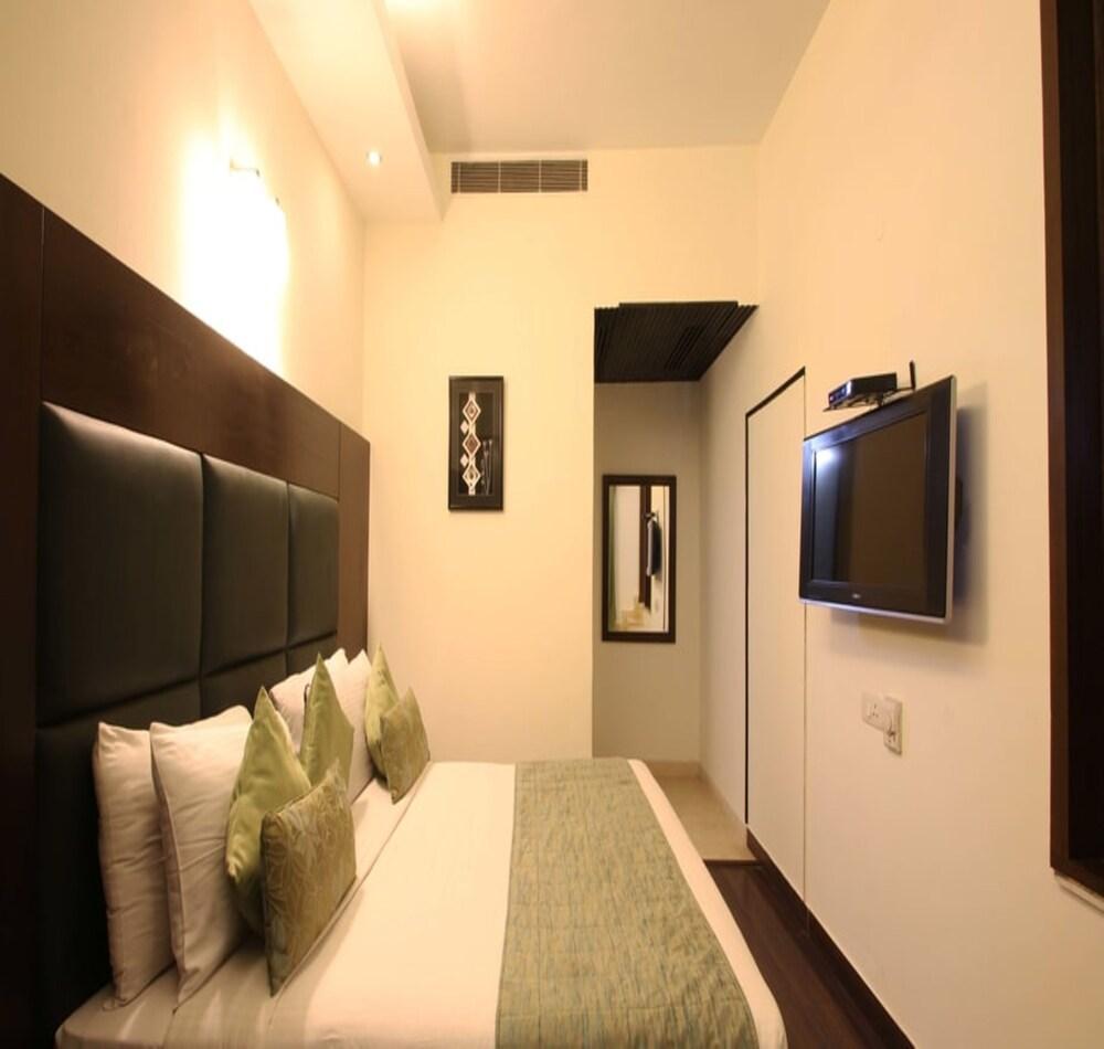 Jht Hotels New Delhi Buitenkant foto