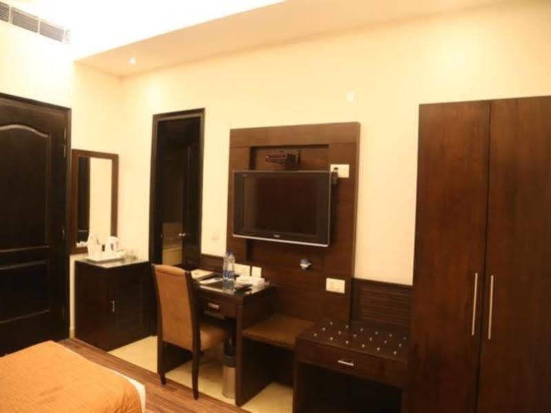 Jht Hotels New Delhi Buitenkant foto