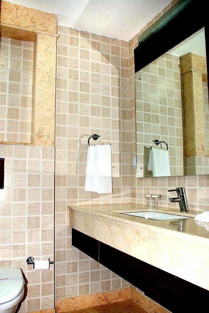 Jht Hotels New Delhi Buitenkant foto