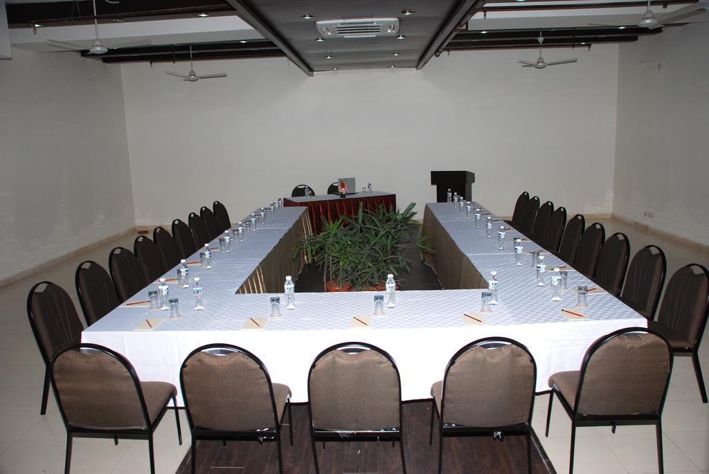 Jht Hotels New Delhi Buitenkant foto